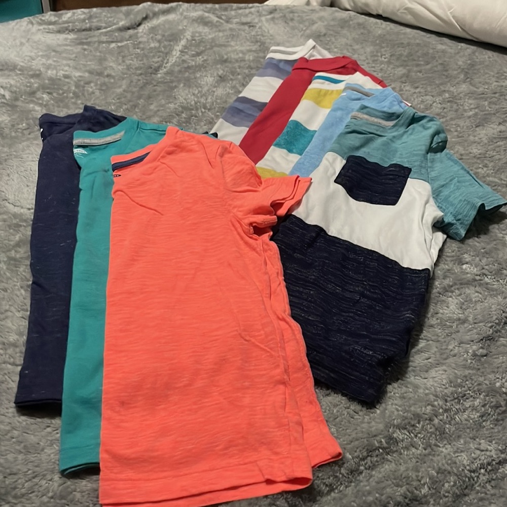 8 Boys xsmall-5 Old Navy tees assorted colors in V-neck & crew neck.